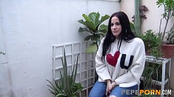 play De brede spaanse vrouw cuquita maakt van elke nieuweling die ze tegenkomt een man