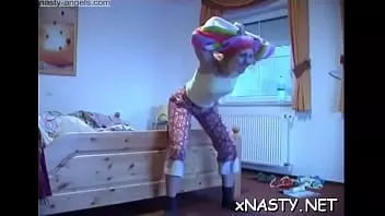 Oynat Vibratörünü sürmeyi seven sulu genç tatlım jessika