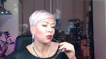 play Estou enrugando os seios da minha prostituta, e ela obedientemente chupa meus dedos e pau... puta russa madura aimeeparadise...