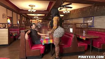 play كعك فيكتوريا وأليكس جونز هووترز بيغ