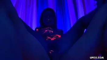 Abspielen Zwei geile Mädchen Rita Faltoyano und ihre Freundin werden mit einem großen Schwanz in den Anus gefickt.