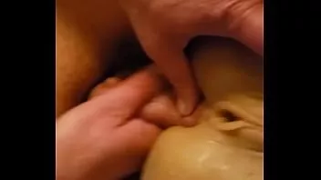 Putar Istri memohon untuk membantu saya menyetubuhi vagina wanita lain