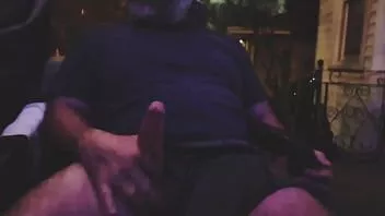 play Hat sich einen runtergeholt und einen massiven Cumshot geschossen, nachdem er eine Minute lang in die Eier geschlagen wurde