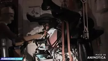 Oynat Rubbernurse agnes - derin bir pimleme prosedürü sırasında uzun jimnastik muayene eldivenleri giyen taşaklar ile başarılı bir handjob