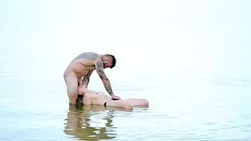 Odtwórz Niesamowity mokry seks na plaży z Loganem!