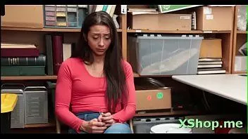 播放 可爱的女人莉莉霍尔表演风格的啄木鸟抽搐