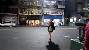 play En pleine pandémie et pas du tout rock and roll, en pleine quarantaine la mère de mon amie va au supermarché et a deux types de personne 1