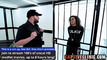 تشغيل 2 ذكر الشرطة قطاع البحث ملتوية الفاسدة شرطي مارا لوف في جزيرة رايكرز بعد أن يتم القبض عليها بسبب جرائمها