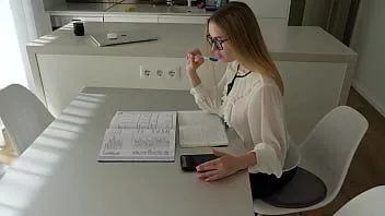 播放 淘气的女学生用性玩具被外语老师抓住