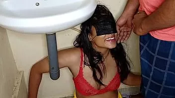play भारतीय xxx सौतेली माँ जो वॉश बेसिन में फंस गई सौतेले बेटे ने फायदा उठाया और जमकर चुदाई की