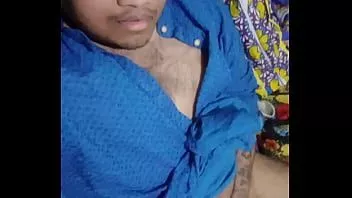 Jouer Vaibhav branle sa grosse bite et jouit sur son lit tout en portant une kurta bleue