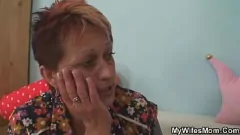 Odtwórz Dojrzała mama mści się na chłopaku pasierbicy i jego wielkim kutasie