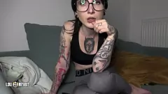 play Ayıp Konuşan Femdomlar Lou Nesbit ve Lia Louise Sizi İtaatkar Hale Getiriyor