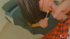 play Sıcak Genç Deepthroat Büyük Horoz ve Ağzına Boşalır