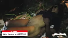 play Couple brésilien amateur ayant des relations sexuelles en public dans les bois - Creampie, cul et chatte amusante