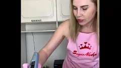 Reproduzir A enfermeira loira MILF dá um pau gordo uma depilação quente