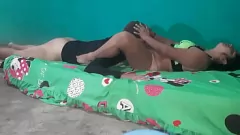Jouer Une femme amateur se déchaîne avec un livreur - Hot Home Video