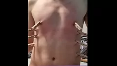 Reproduzir Menino desobediente suporta punição de BDSM: chicotadas, plug anal e tratamento facial!