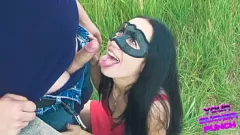 Afspelen Een Russische tienerslet geeft een openbare pijpbeurt en slikt sperma buiten in haar jurk