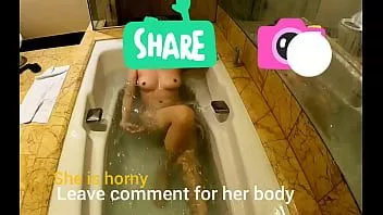 تشغيل الزوج يصور زوجته أثناء اللعب مع نفسها في حوض الاستحمام