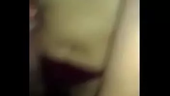 Abspielen Fick meine geile Cousine im Badezimmer, wenn unsere Familie unten ist.