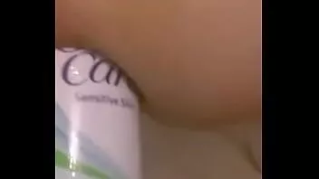تشغيل سيدة إنجليزية تجرب علبة ضخمة